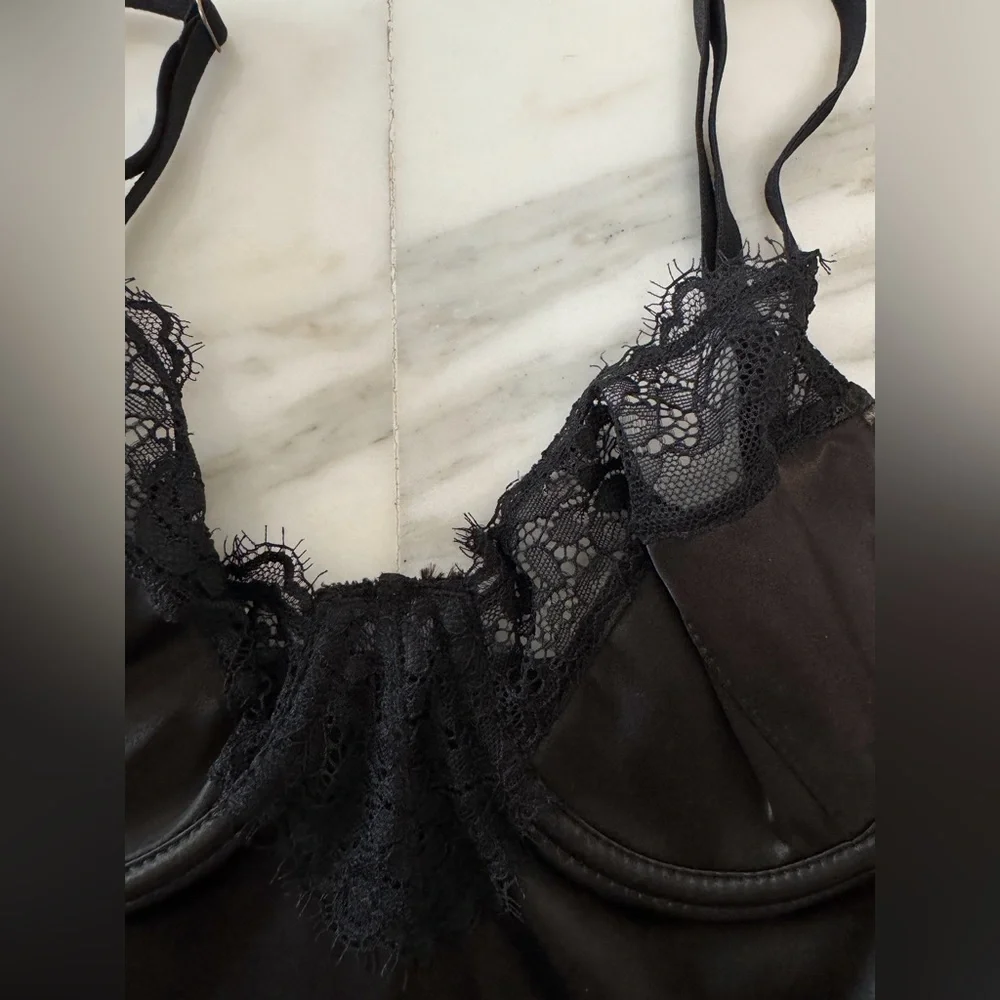 Fashion Nova Intimate‎ Setting Cropped Top in Black